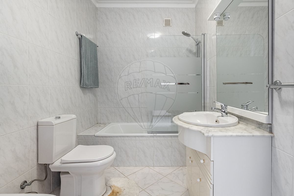 Casa de banho completa com revestimento tradicional e banheira em Braga